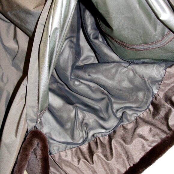 Luxurious Loro Piana Reversible Mink and Raincoat - Picture 10 of 16